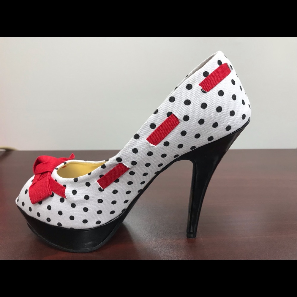Show Story brand heels / pumps